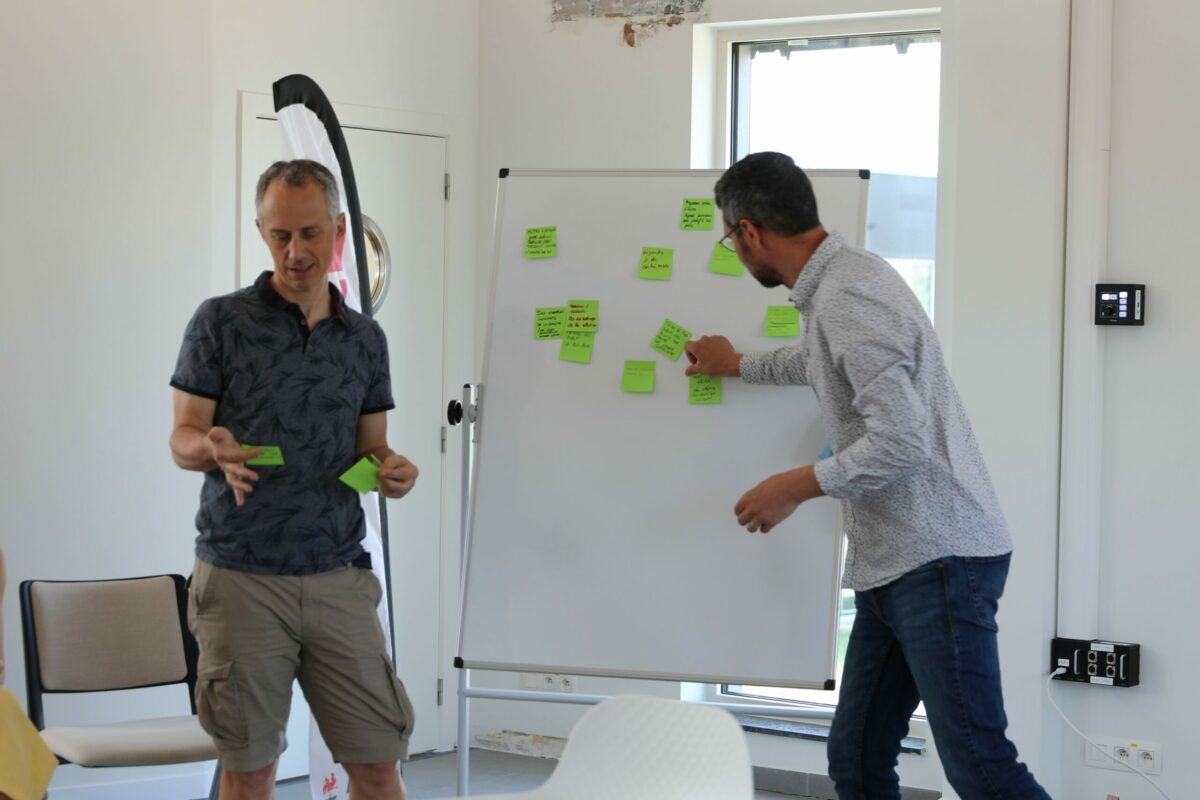 CLICK-Séance ideation-Tony-et-Martin 2 animateurs en séance d'idéation avec des Post-IT sur un tableau blanc